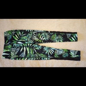 Green and black stylish leaf pattern leggings